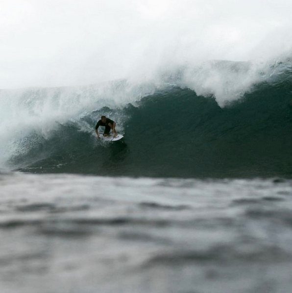 O Adam Melling botando pra dentro de um tubo em Teahuppo